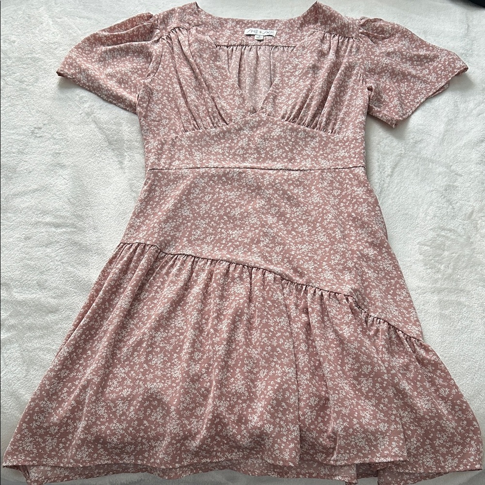She + Sky Mauve Floral Short Sleeve V-Neck Tiered Dress